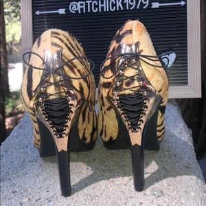 NWOB Mark. Sexy Cheetah faux fur high heels
